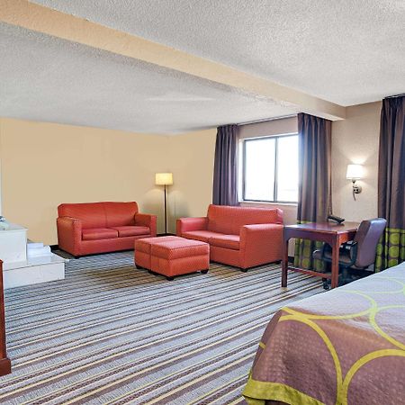 Super 8 By Wyndham Roseville/Detroit Area Eksteriør bilde