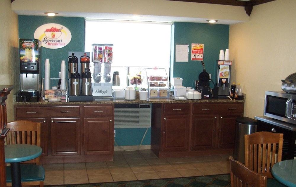 Super 8 By Wyndham Roseville/Detroit Area Eksteriør bilde