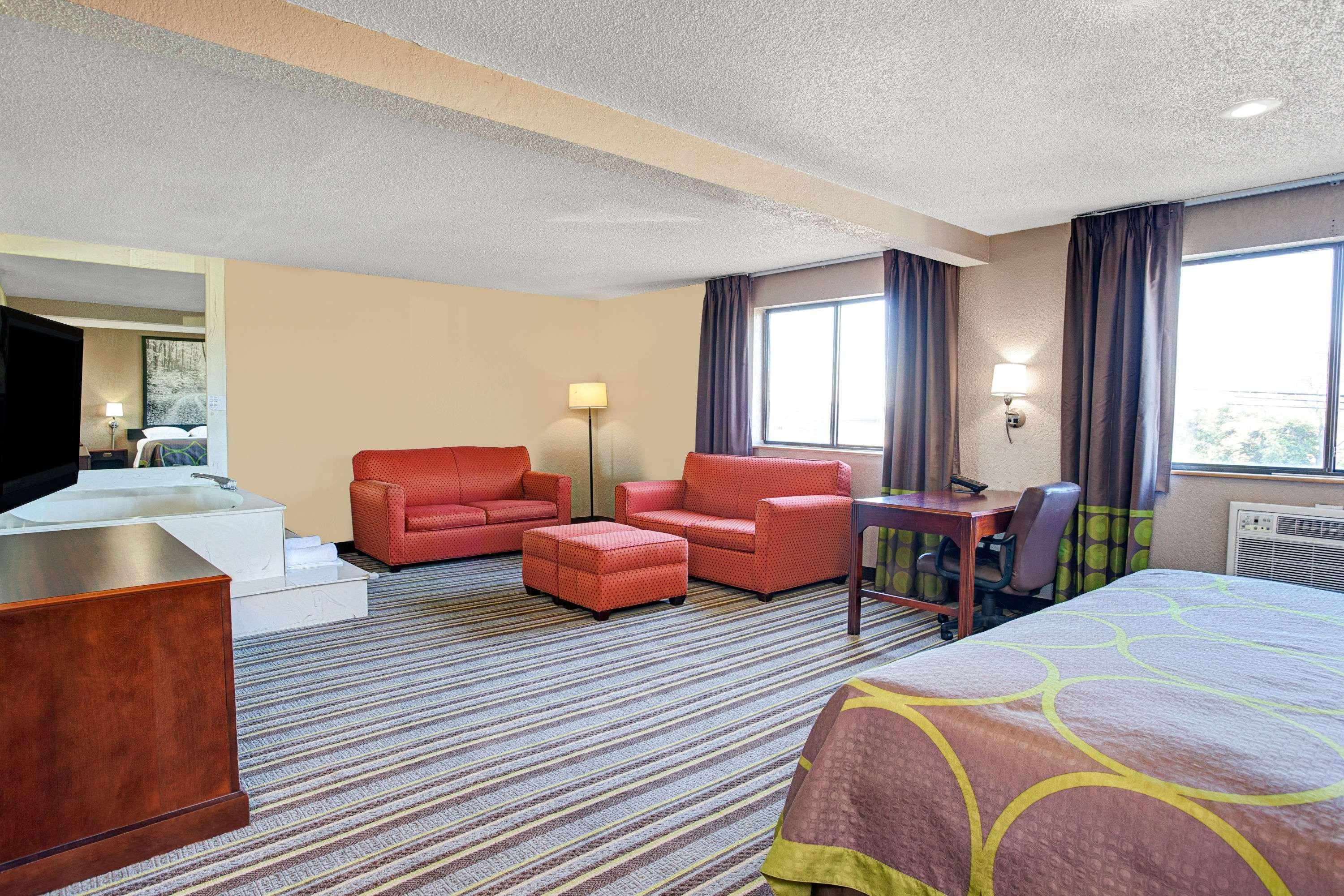 Super 8 By Wyndham Roseville/Detroit Area Eksteriør bilde
