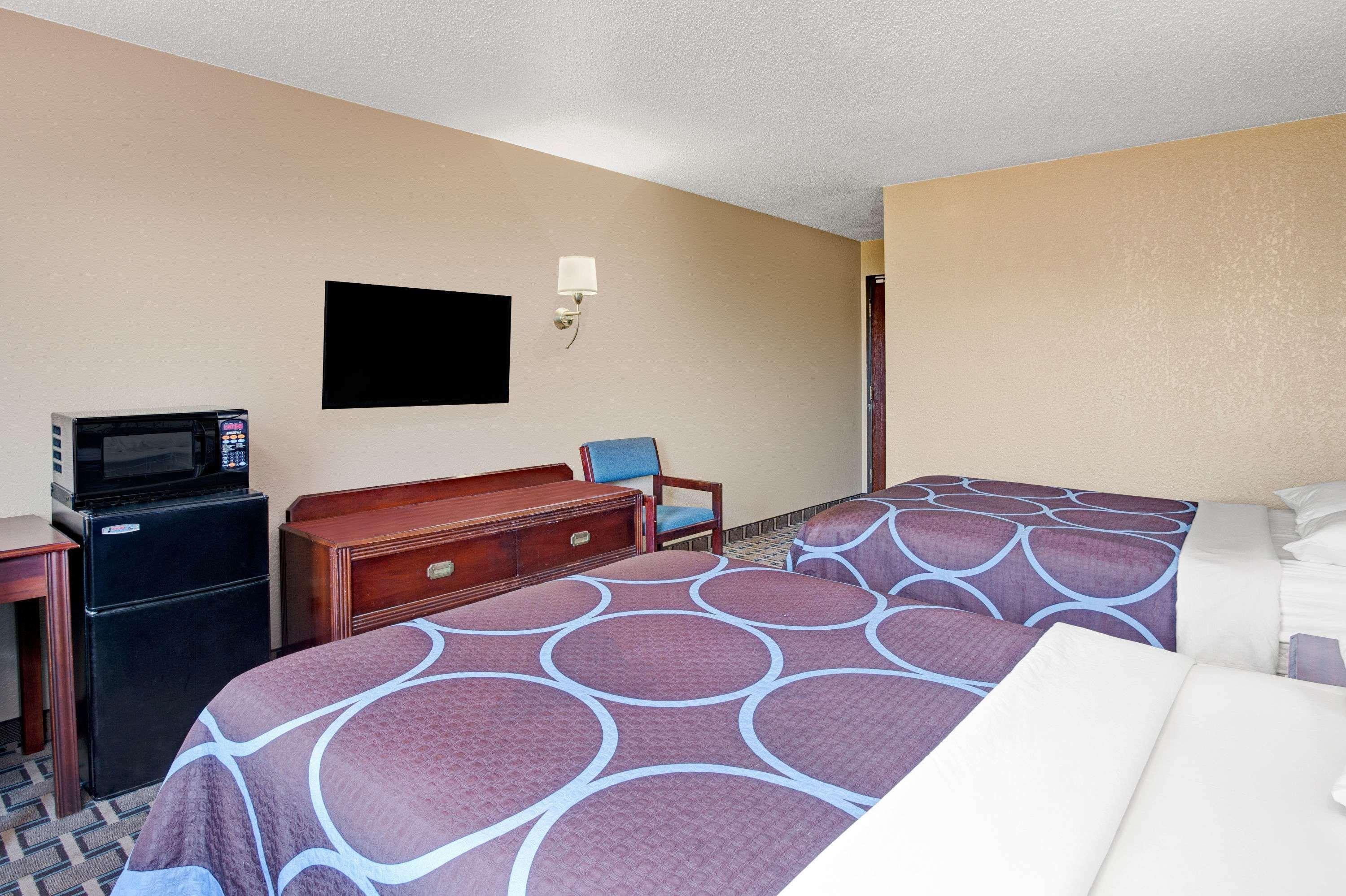 Super 8 By Wyndham Roseville/Detroit Area Eksteriør bilde