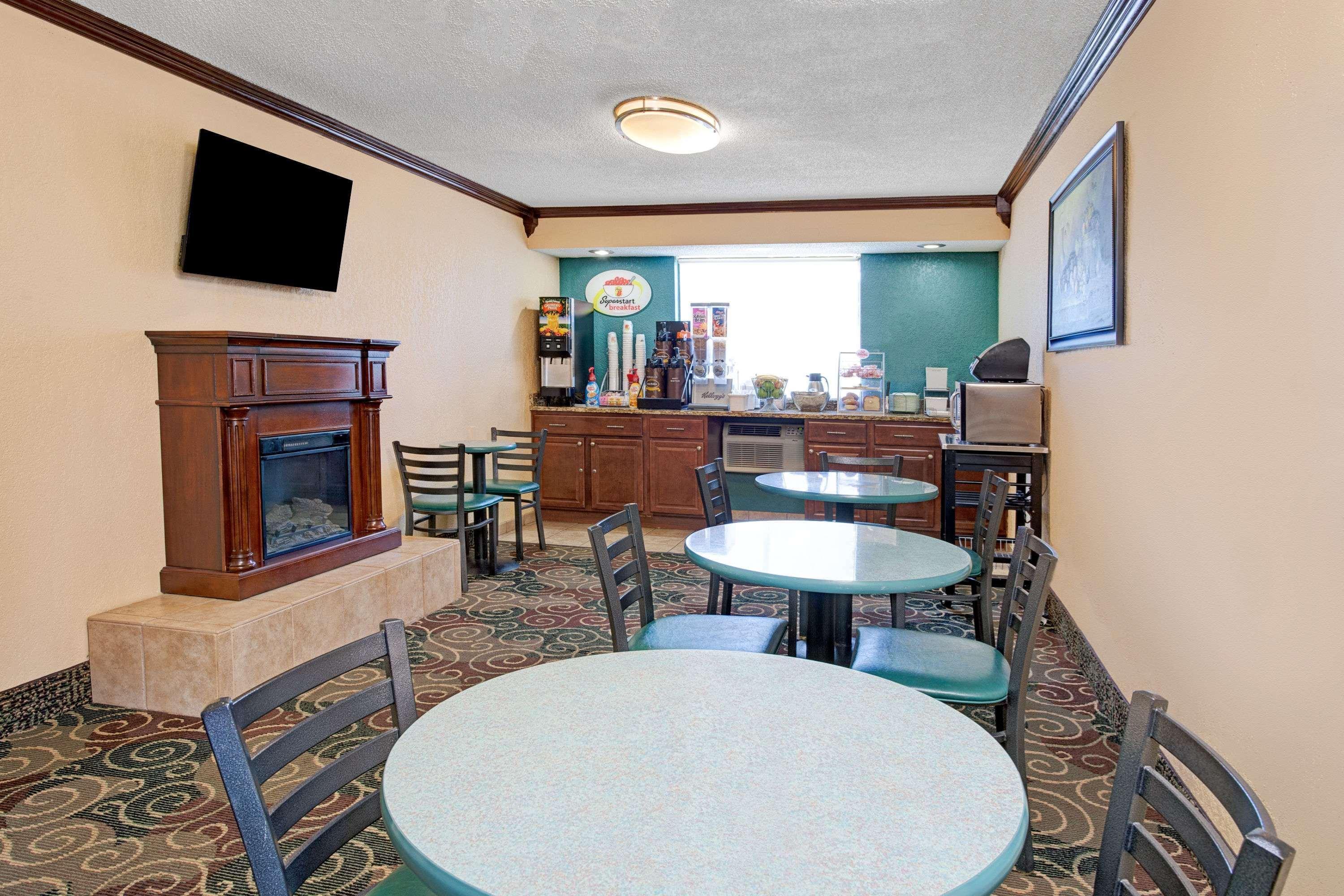 Super 8 By Wyndham Roseville/Detroit Area Eksteriør bilde