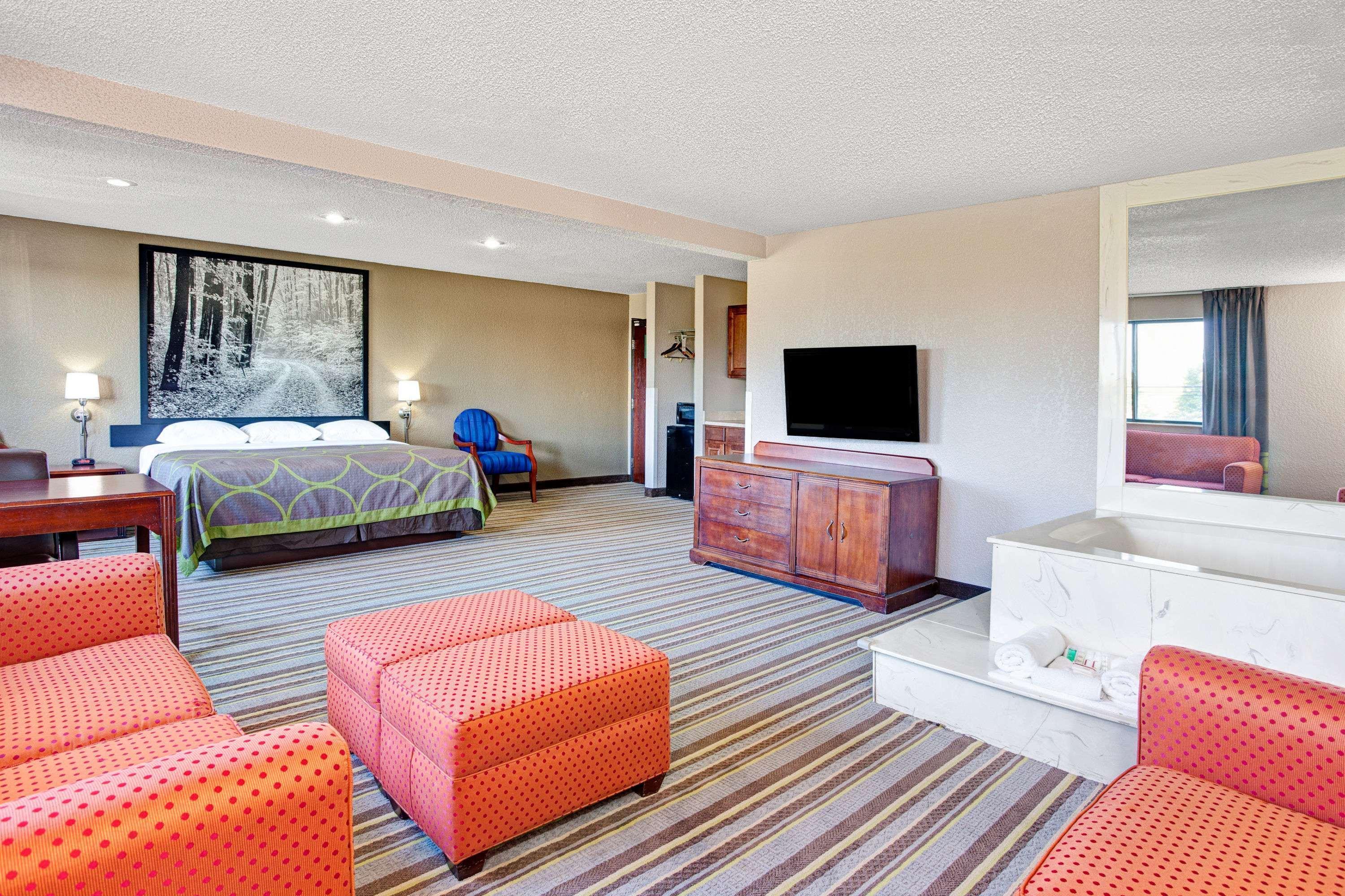 Super 8 By Wyndham Roseville/Detroit Area Eksteriør bilde