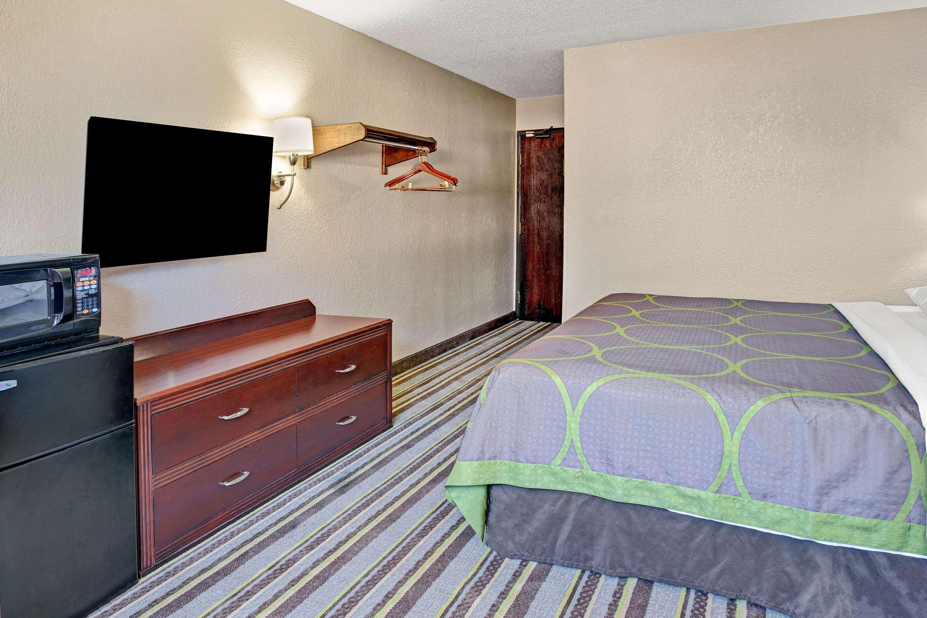 Super 8 By Wyndham Roseville/Detroit Area Eksteriør bilde