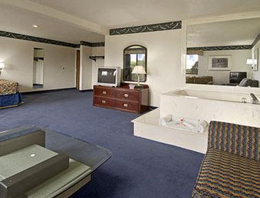 Super 8 By Wyndham Roseville/Detroit Area Rom bilde