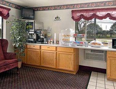Super 8 By Wyndham Roseville/Detroit Area Restaurant bilde