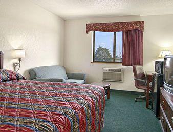 Super 8 By Wyndham Roseville/Detroit Area Rom bilde